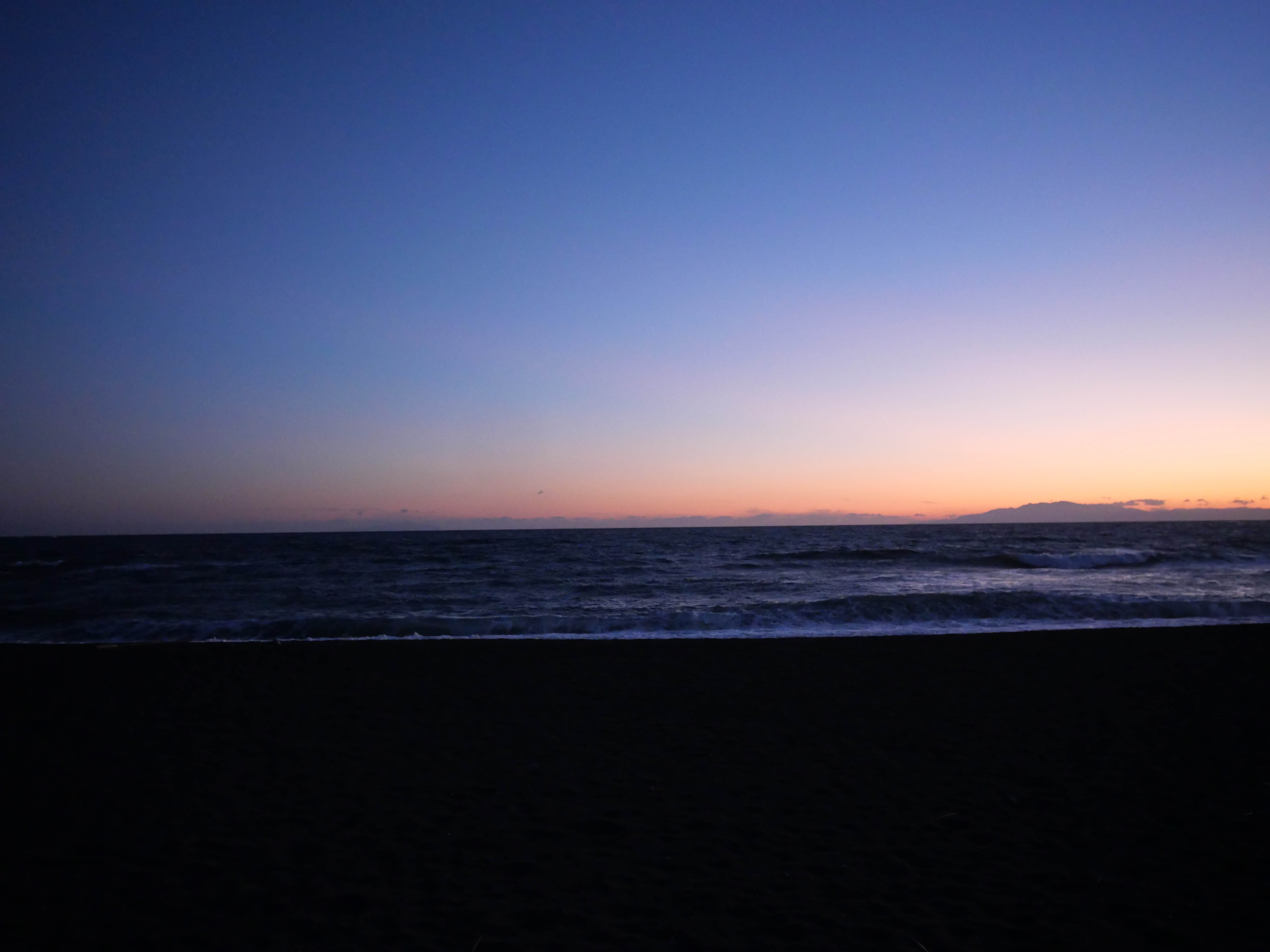 夕暮れ時の茅ヶ崎の海の風景。